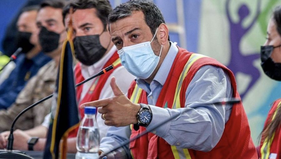 Ministro del Interior se compromete a entregarles bonos a quienes perdieron sus casas por incendio en Quillón