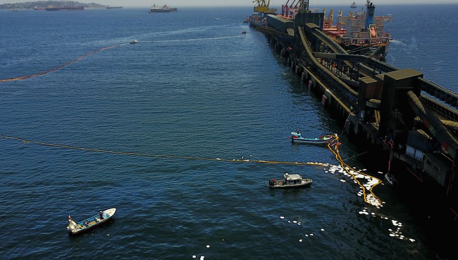 Presentan querella criminal contra quienes resulten responsables del derrame de petróleo en la bahía de Quintero
