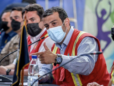 Ministro del Interior se compromete a entregarles bonos a quienes perdieron sus casas por incendio en Quillón