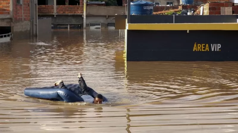 Qué es la ZCAS, el fenómeno meteorológico detrás de las lluvias torrenciales e inundaciones de Brasil