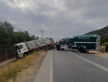 Al menos 8 fallecidos deja grave accidente entre camión y un furgón de trabajadores agrícolas en Peumo