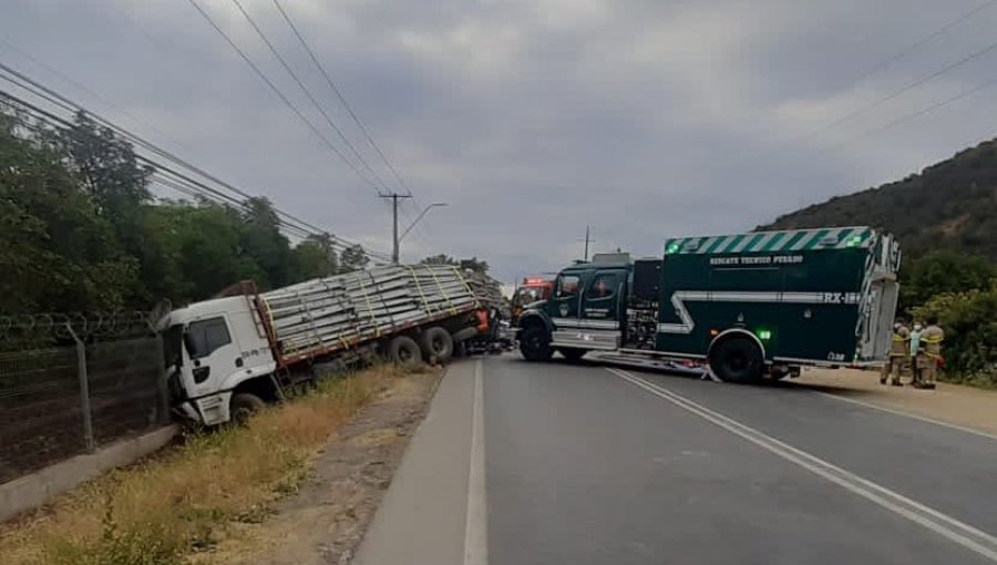 Al menos 8 fallecidos deja grave accidente entre camión y un furgón de trabajadores agrícolas en Peumo