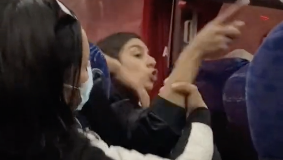 Joven se niega a usar mascarilla en bus hacia Los Andes y su violenta reacción se transforma en viral