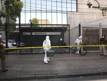 Decretan prisión preventiva para acusado de lanzar molotov a centro de Gendarmería en Recoleta y quemar una banca en Santiago