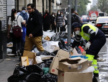 Paro de advertencia de recolectores origina gran acumulación de basura en Santiago: trabajadores piden mantención de camiones