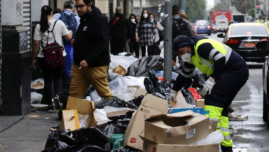 Paro de advertencia de recolectores origina gran acumulación de basura en Santiago: trabajadores piden mantención de camiones