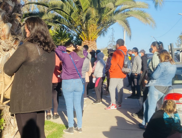 Reportan filas de apoderados en las afueras de colegios de la región de Valparaíso: buscan matricular a sus pupilos en el año escolar 2022
