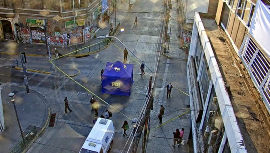 Amigos de hombre baleado sufrieron accidente mientras lo trasladaban al Hospital: lo abandonaron en la vía pública de Valparaíso