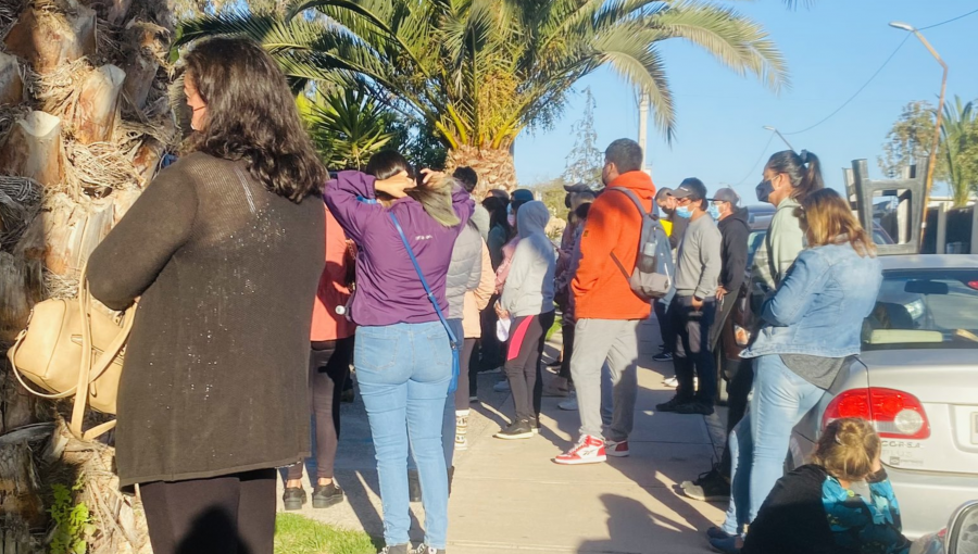 Reportan filas de apoderados en las afueras de colegios de la región de Valparaíso: buscan matricular a sus pupilos en el año escolar 2022