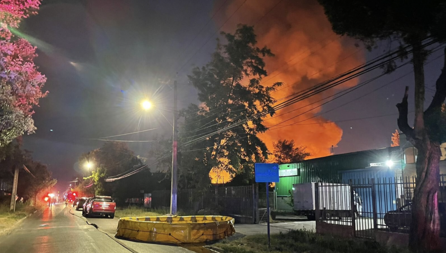 Contienen incendio que afectó a fábrica de cartones y acopio de madera en La Pintana: no hay riesgo de propagación