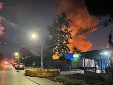 Contienen incendio que afectó a fábrica de cartones y acopio de madera en La Pintana: no hay riesgo de propagación