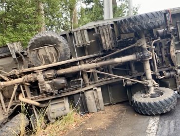 Tres funcionarios del Ejército resultaron heridos tras volcamiento de camión en el que viajaban