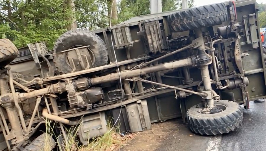 Tres funcionarios del Ejército resultaron heridos tras volcamiento de camión en el que viajaban