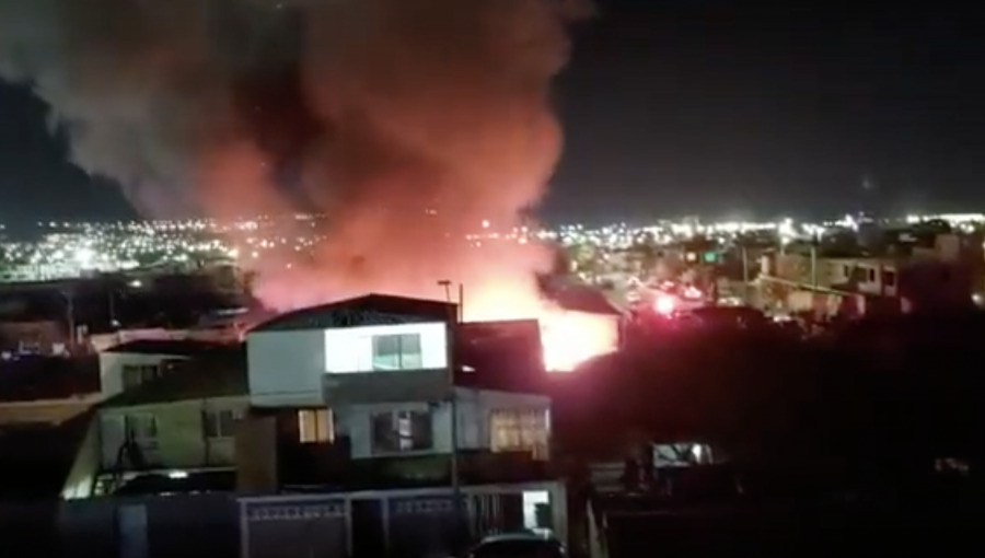 Impactante video de incendio en Arica muestra el momento exacto de una explosión que propagó el fuego a una segunda vivienda