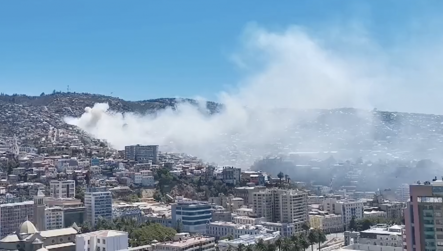 Al menos dos viviendas ha consumido incendio en el cerro Jiménez de Valparaíso