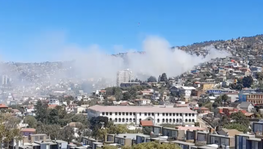 Declaran Alerta Roja en la comuna de Valparaíso por incendio estructural y forestal en el cerro Jiménez