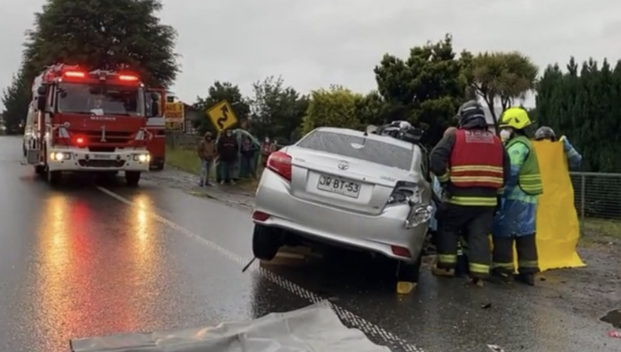 Joven de 27 años pierde la vida tras chocar su automóvil contra un muro en Castro