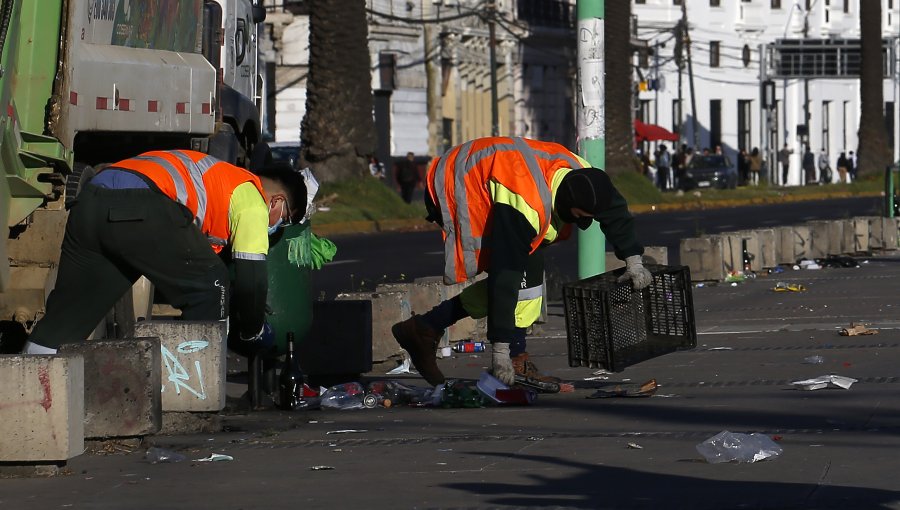 Funcionarios municipales del aseo comenzaron limpieza de calles en el plan y cerros de Valparaíso tras celebraciones de Año Nuevo