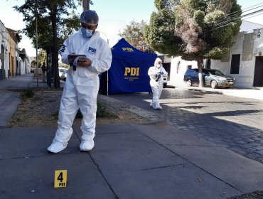 Trabajador de local de comida muere baleado tras ser asaltado en pleno centro de Santiago