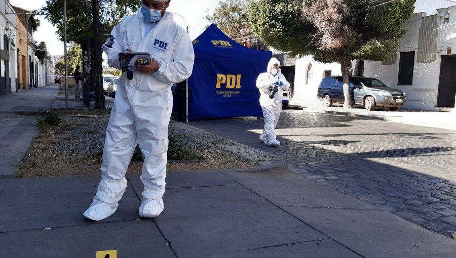 Trabajador de local de comida muere baleado tras ser asaltado en pleno centro de Santiago