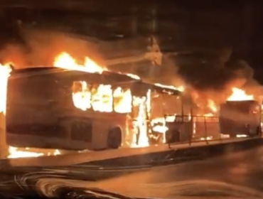Tres buses del sistema Red del transporte público fueron incendiados por encapuchados en Pedro Aguirre Cerda