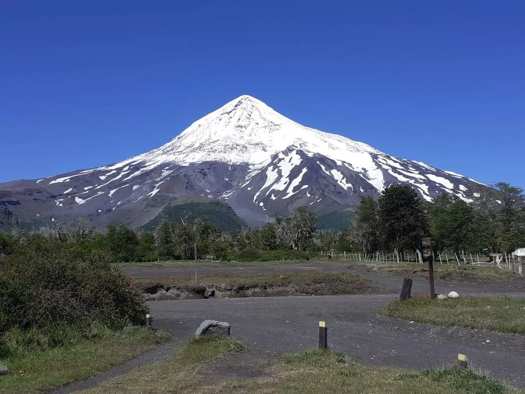Un montañista fallecido y tres lesionados deja fatal accidente en lado chileno del volcán Lanín