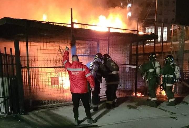 Incendio afecta a sector del cerro San Roque en Valparaíso: se quema un generador eléctrico