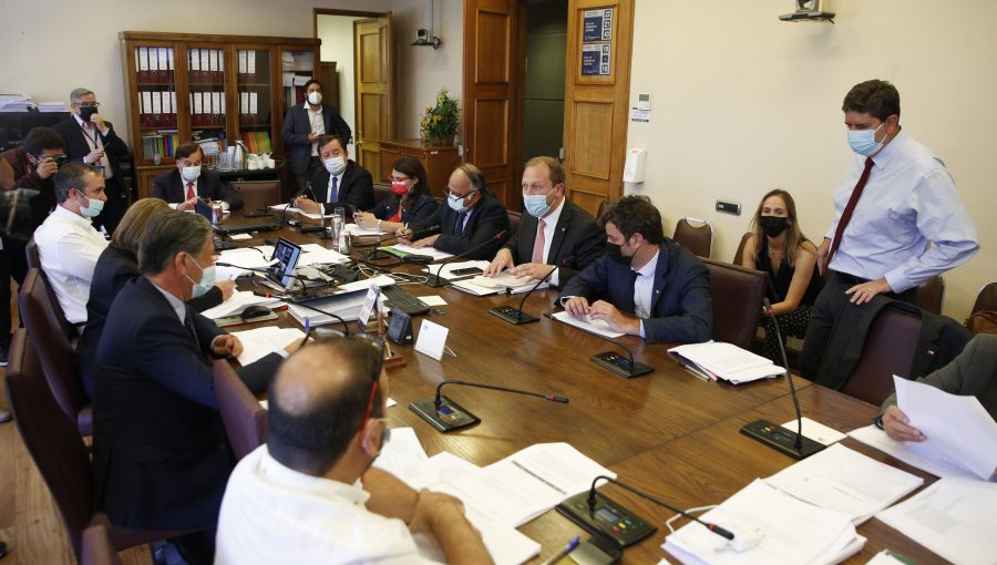 Comisión aprobó incluir impuesto a "súper ricos" en financiamiento de la PGU: Gobierno advierte con acudir al TC