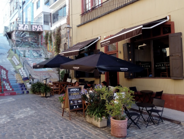 Acción conjunta entre clientes y locatarios de restaurante permitió detener a delincuente que intentó robar a comensales en Valparaíso