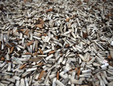 Senado aprueba y despacha proyecto de ley que prohibe fumar en playas y arrojar colillas de cigarro