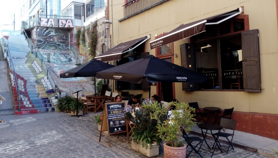 Acción conjunta entre clientes y locatarios de restaurante permitió detener a delincuente que intentó robar a comensales en Valparaíso