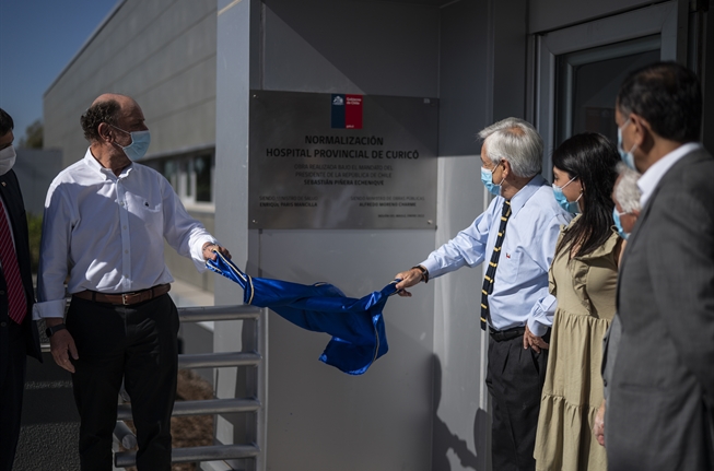 Alcalde de Curicó cuestionó visita de presidente Piñera a obras del Hospital Provincial: "Vino solo a descubrir una placa con su nombre"