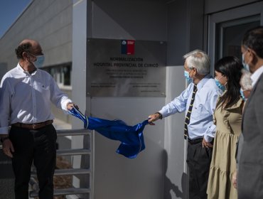 Alcalde de Curicó cuestionó visita de presidente Piñera a obras del Hospital Provincial: "Vino solo a descubrir una placa con su nombre"