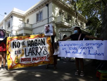 Grupo de personas protestó frente a la "Moneda Chica" pidiendo que se apruebe la ley de indulto a los detenidos del estallido social