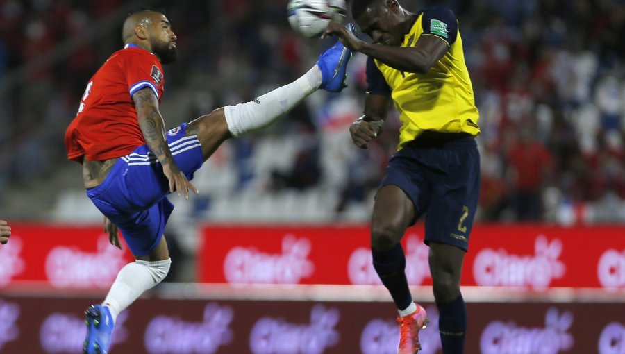 Arturo Vidal recibió duro castigo por su expulsión ante Ecuador y la Roja también fue sancionada