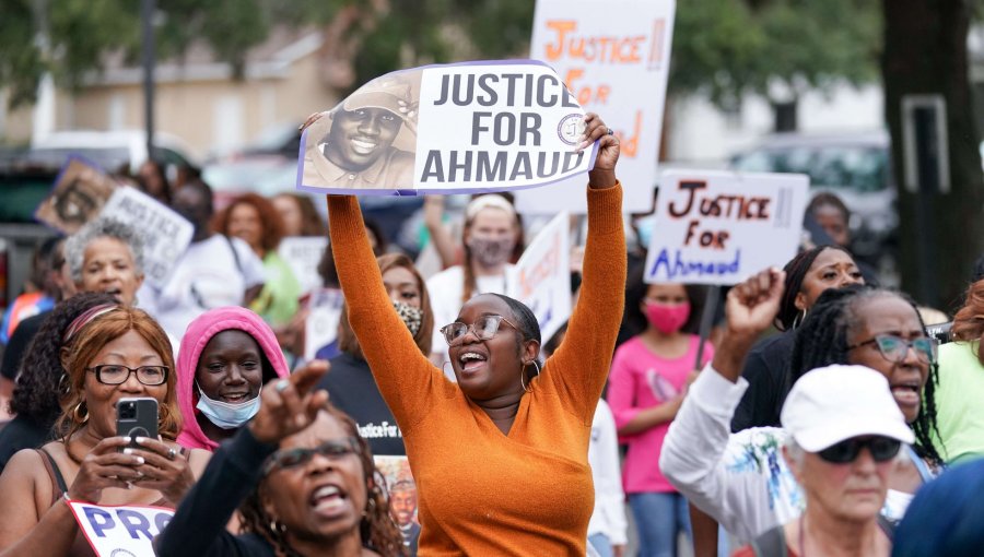 Sentencian a cadena perpetua a tres hombres blancos que mataron a un joven afroamericano que hacía deporte en Estados Unidos