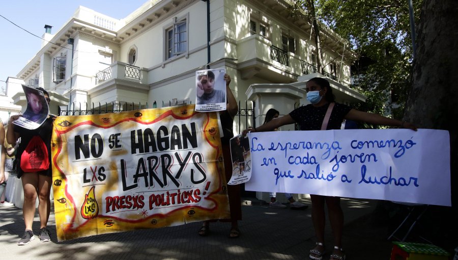 Grupo de personas protestó frente a la "Moneda Chica" pidiendo que se apruebe la ley de indulto a los detenidos del estallido social