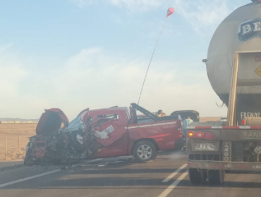 Colisión entre camioneta y un camión en Antofagasta dejó dos personas heridas