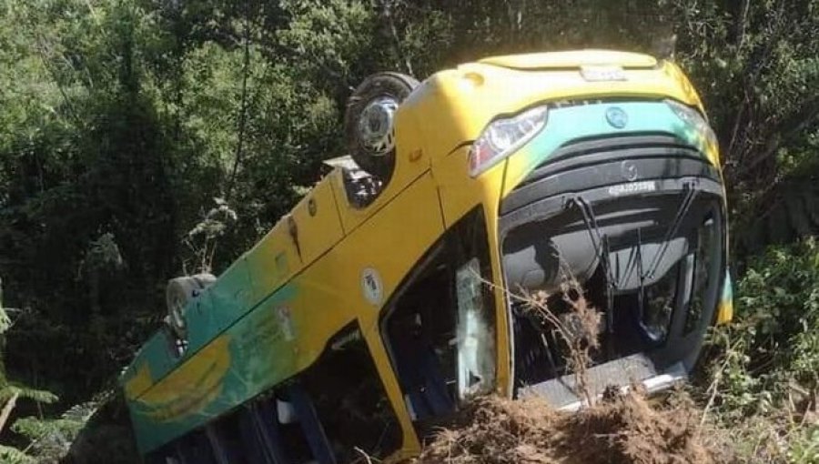 Al menos 30 personas lesionadas dejó volcamiento de minibus en Osorno