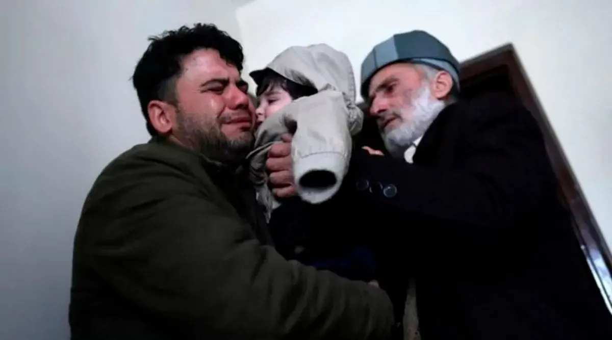 Un bebé perdido en medio del caos en el aeropuerto de Kabul se reúne con su familia meses después