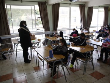 Ministro de Educación dice que distanciamiento físico “ya no es exigible como requisito mínimo” para retornar a clases presenciales