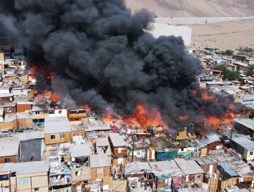 Onemi decretó Alerta Amarilla por incendio en la ciudad de Iquique