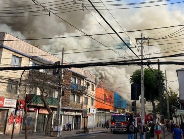 Incendio afecta a locales comerciales en San Bernardo: domicilios cercanos fueron evacuados