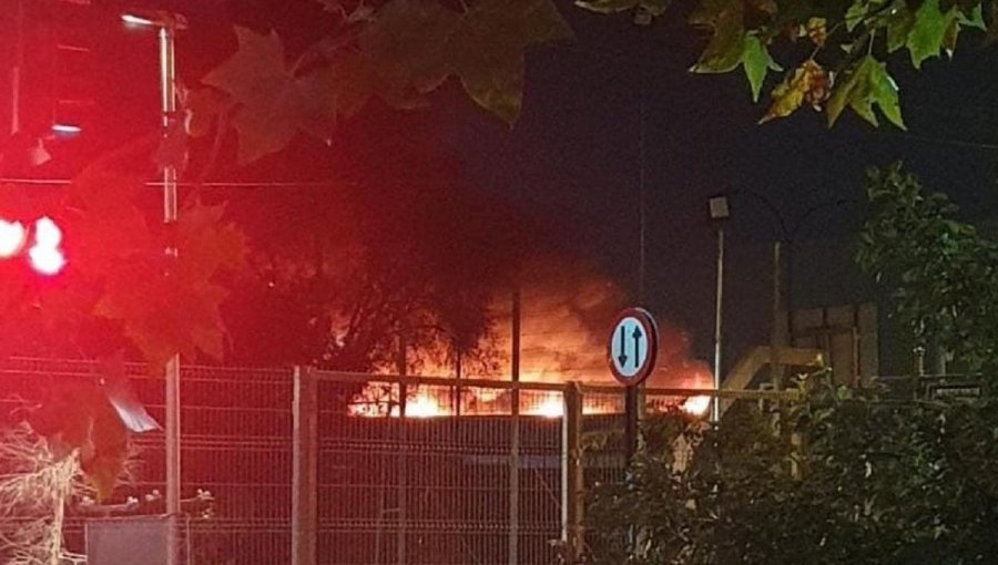 Incendio consumió bodegas que almacenaban insumos médicos en San Joaquín: más de 200 bomberos trabajaron en el lugar