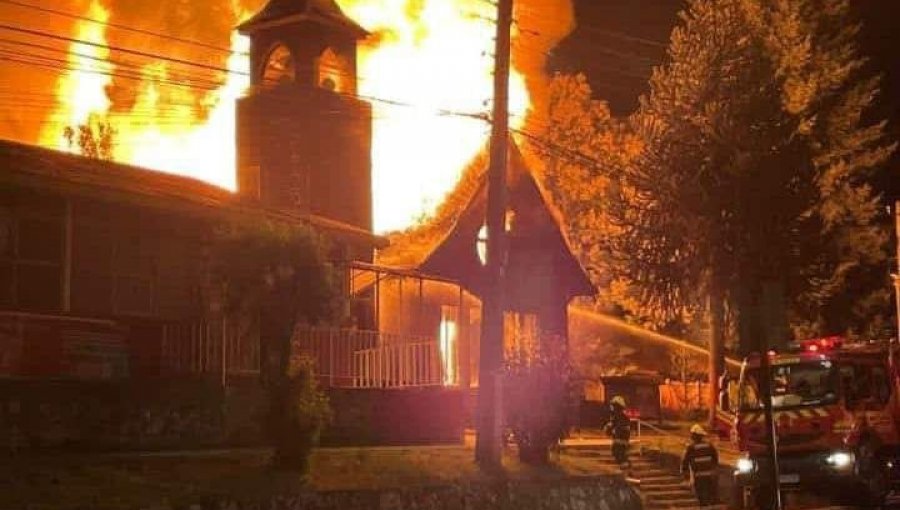 Incendio destruyó por completo la iglesia San Sebastián construida en 1953 en Curarrehue