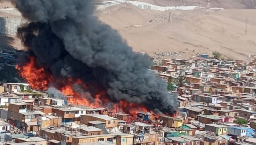 Director regional Onemi de Tarapacá: incendio de Iquique ha afectado a 30 casas