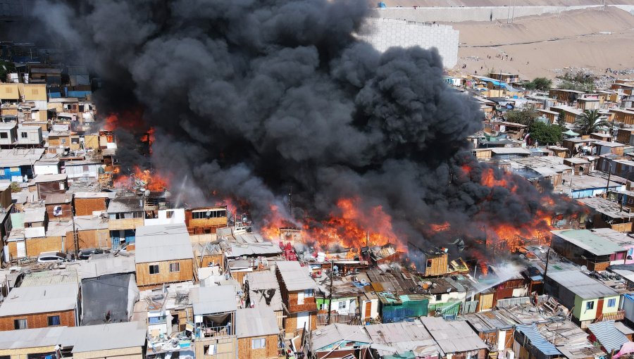 Onemi decretó Alerta Amarilla por incendio en la ciudad de Iquique