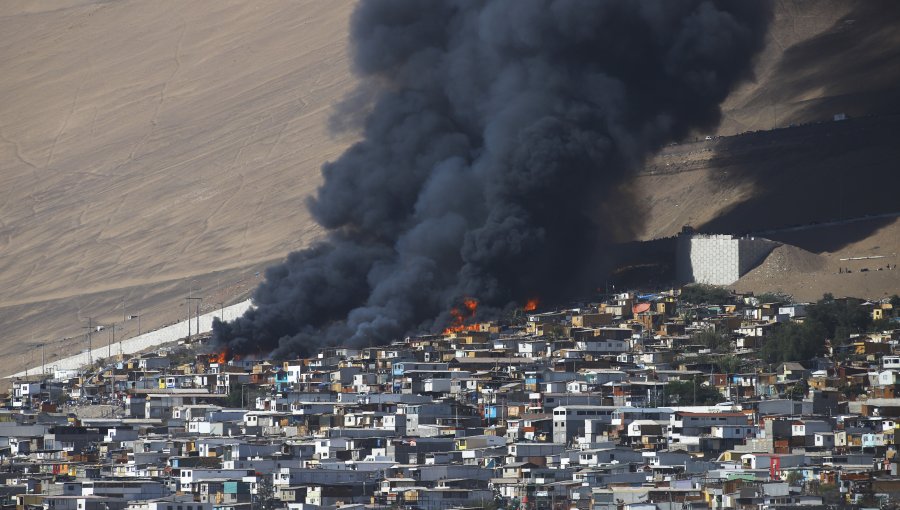 Incendio en campamento de Iquique consumió al menos 100 viviendas