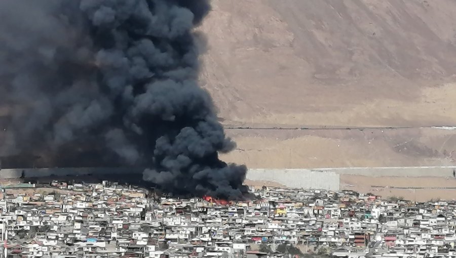 Voraz incendio consume al menos 30 viviendas en campamento Laguna Verde de Iquique