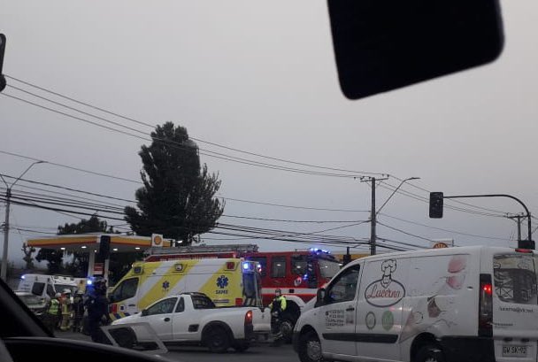 Al menos siete lesionados deja colisión y posterior volcamiento de ambulancia en Talcahuano